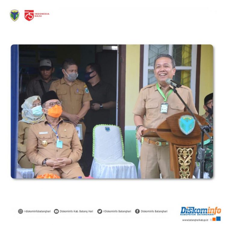Bupati Batanghari Dampingi Gubernur Jambi Serahkan Bantuan JPS Covid-19 di Kecamatan Marosebo Ilir