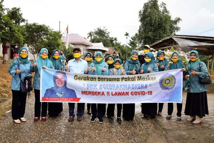 Bupati Syahirsah serta Ketua TP-PKK Batanghari Membagikan Masker pada Masyarakat