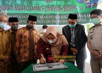 Bupati Muaro Jambi Resmikan Pasar Rakyat dan Serahkan sertifikat di Dua Desa