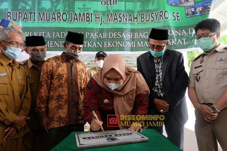 Bupati Muaro Jambi Resmikan Pasar Rakyat dan Serahkan sertifikat di Dua Desa