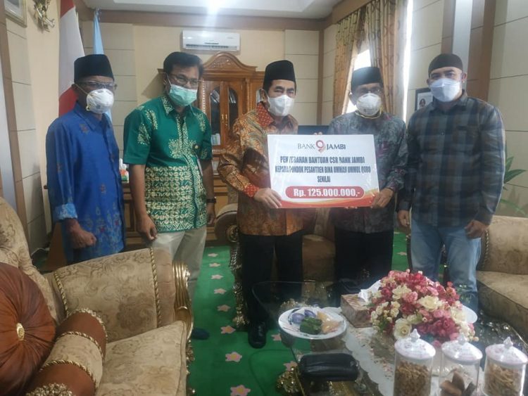 Walikota H. Asafri Jaya Bakri Serahkan Bantuan Pembangunan Pesantren Ummul Quro.