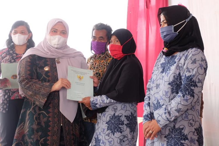 Bupati Serahkan Sertipikat Tanah Di 4 Desa Dan Beri Bantuan