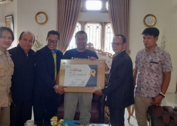 Bupati Romi Terima Piagam PWI Jambi Award