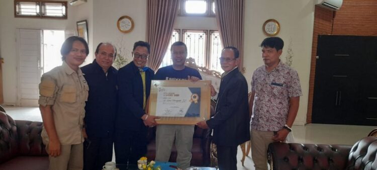 Bupati Romi Terima Piagam PWI Jambi Award