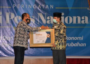 Gubernur Jambi Fachrori Raih Penghargaan PWI Award Jambi