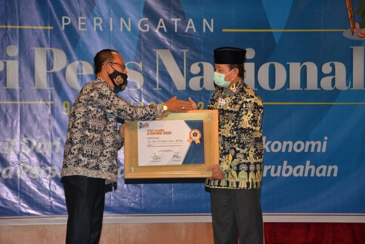Gubernur Jambi Fachrori Raih Penghargaan PWI Award Jambi