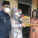 Bupati Tanjab Barat Beserta Istri Beri Bantuan Ke Warga Lansia