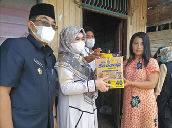 Bupati Tanjab Barat Beserta Istri Beri Bantuan Ke Warga Lansia