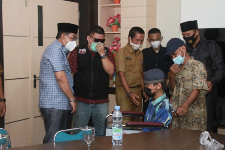 Bupati Tanjab Barat dan ACT Beri Bantuan Kepada Azwir