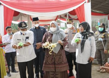 Bupati Masnah Busyro Serahkan Sertipikat Tanah dan Resmikan Kantor Desa