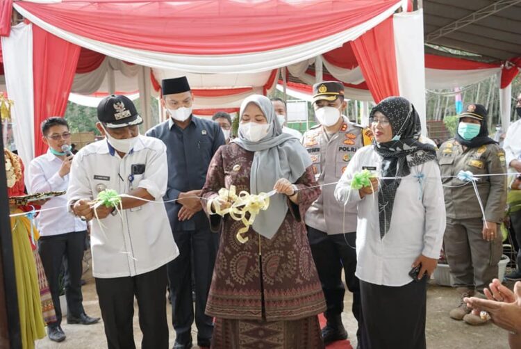 Bupati Masnah Busyro Serahkan Sertipikat Tanah dan Resmikan Kantor Desa