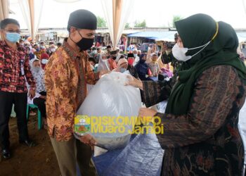 Bupati Muaro Jambi Salurkan Bantuan Covid-19