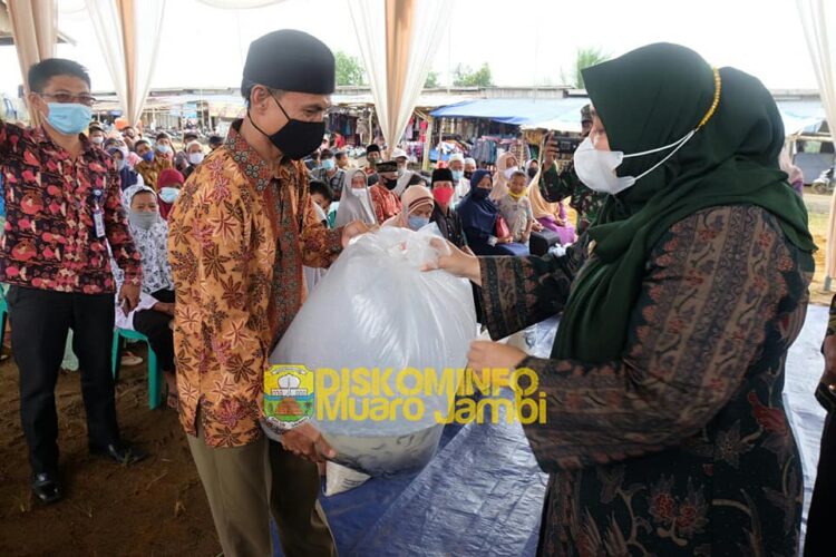 Bupati Muaro Jambi Salurkan Bantuan Covid-19