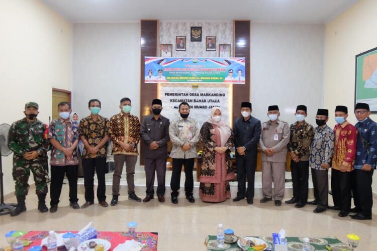 Bupati Muaro Jambi Resmikan Kantor Desa Dan Beri Bantuan Sembako