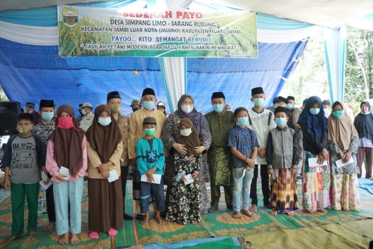 Bupati Muaro Jambi Hadiri Kegiatan Pesta Turun Sawah (Sedekah Payo)