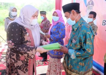 Bupati Muaro Jambi Serahkan Sertifikat Tanah Objek Reforma Agraria