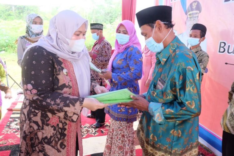 Bupati Muaro Jambi Serahkan Sertifikat Tanah Objek Reforma Agraria