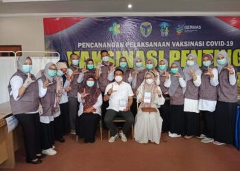 Bupati Batanghari Beserta Isteri Ikuti Program Vaksinasi Periode Pertama