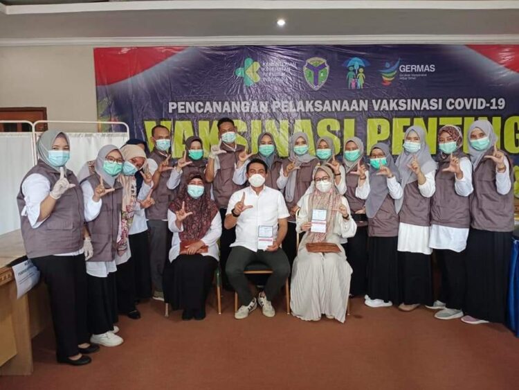 Bupati Batanghari Beserta Isteri Ikuti Program Vaksinasi Periode Pertama