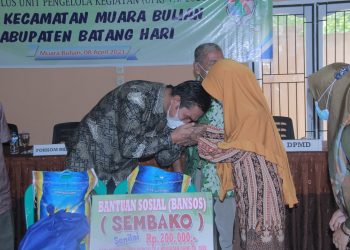 Bupati Fadhil Arief Serahkan Ratusan Paket Sembako di BKAD Muara Bulian