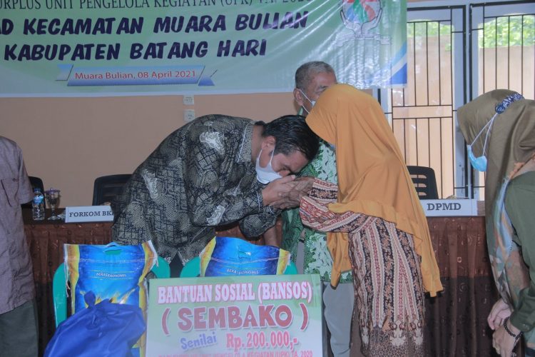 Bupati Fadhil Arief Serahkan Ratusan Paket Sembako di BKAD Muara Bulian
