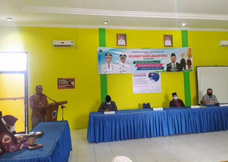 Peringati Hari Lansia Tahun 2021, Pemkab Batanghari Salurkan Bantuan Sembako