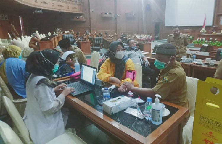 Puluhan Anggota DPRD Muarojambi Divaksin Covid-19