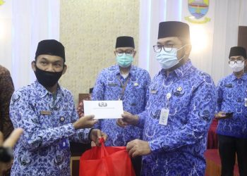 Sekda H. Sudirman Serahkan Bingkisan Idul Fitri dan Santunan Uang Duka Anggota Korpri