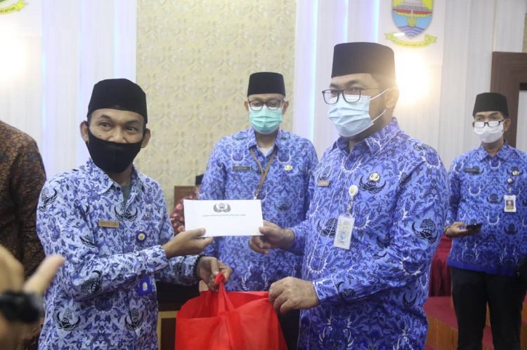 Sekda H. Sudirman Serahkan Bingkisan Idul Fitri dan Santunan Uang Duka Anggota Korpri