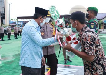 Bupati Anwar Sadat Serahkan Hadiah Pemenang Lomba Festival Dai Cilik dan Arakan Sahur