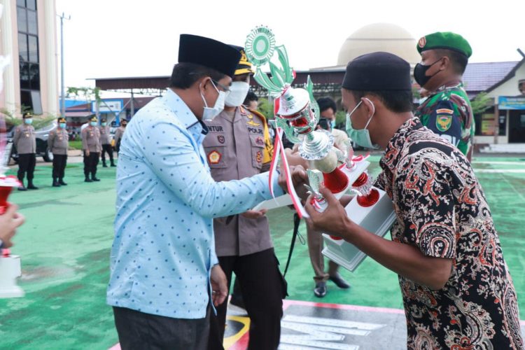 Bupati Anwar Sadat Serahkan Hadiah Pemenang Lomba Festival Dai Cilik dan Arakan Sahur