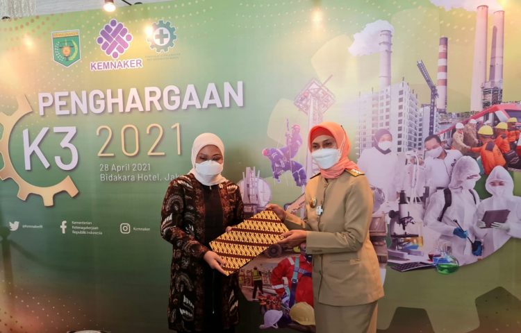 Pj.Gubernur Jambi Dianugerahi Penghargaan K3 Dari Menteri Ketenagakerjaan