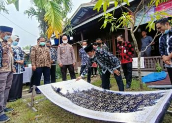 Bupati Anwar Sadat Launching Batik Khas Tanjab Barat