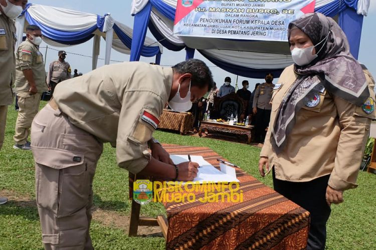 Bupati Masnah Kukuhkan Forum Komunikasi Kepala Desa di Pematang Jering, Jaluko
