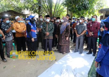 Bupati Masnah Dampingi Wagub Jambi Hadiri Penyembelihan Hewan Qurban di Desa Nyogan