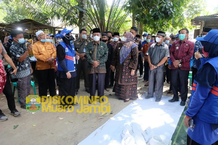 Bupati Masnah Dampingi Wagub Jambi Hadiri Penyembelihan Hewan Qurban di Desa Nyogan