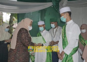Bupati Masnah Busyro Hadiri Wisuda Santri Tahfiz Qur’an di Desa Muaro Jambi