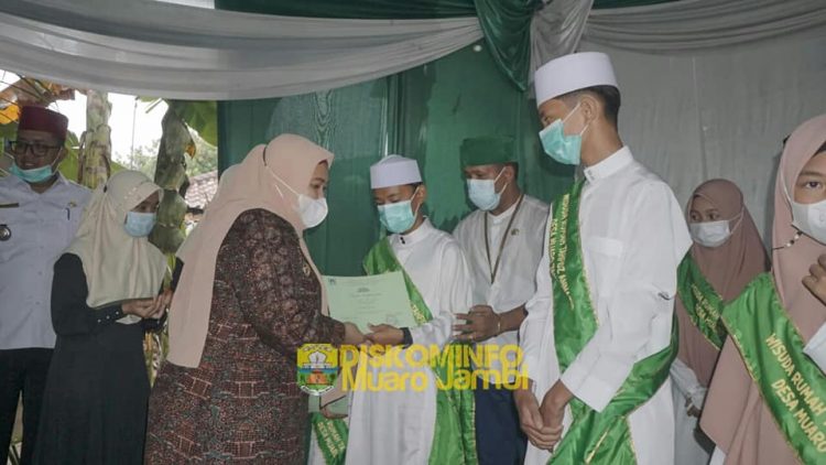 Bupati Masnah Busyro Hadiri Wisuda Santri Tahfiz Qur’an di Desa Muaro Jambi