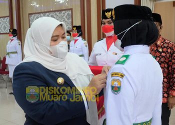 Bupati Masnah Kukuhkan PASKIBRAKA Muaro Jambi