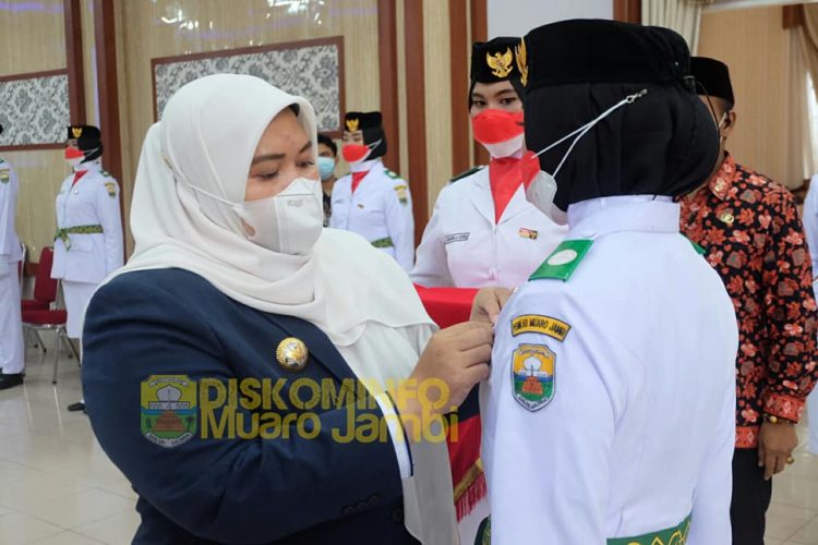 Bupati Masnah Kukuhkan PASKIBRAKA Muaro Jambi
