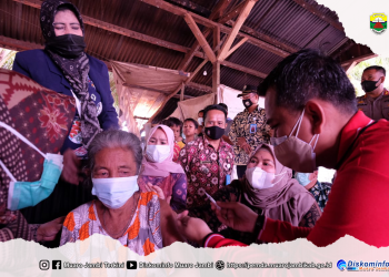 Bupati Masnah Hadiri Vaksinasi Warga SAD di Desa Nyogan