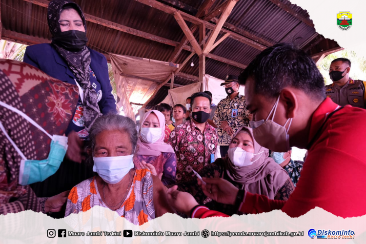 Bupati Masnah Hadiri Vaksinasi Warga SAD di Desa Nyogan