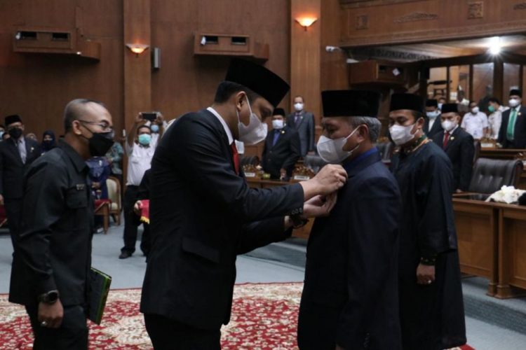 Ketua DPRD Muaro Jambi Yuli Setia Bhakti Lantik Aidi Hatta