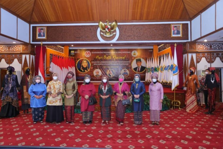 Hesti Haris Kenalkan Buku Sejarah dan Filosofi Batik Jambi Saat Peringatan Hari Batik Nasional