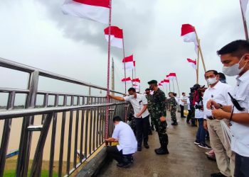 Gubernur Jambi Turun Langsung Kibarkan Seribu Bendera Merah Putih