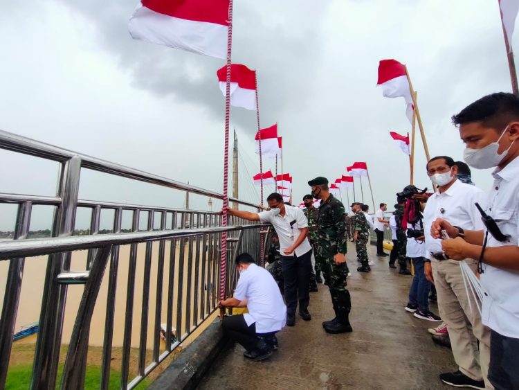 Gubernur Jambi Turun Langsung Kibarkan Seribu Bendera Merah Putih