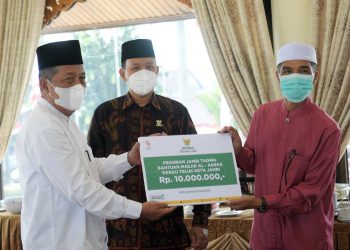 Gubernur Al Haris Bantu Masyarakat Melalui Program Jambi Bersedekah