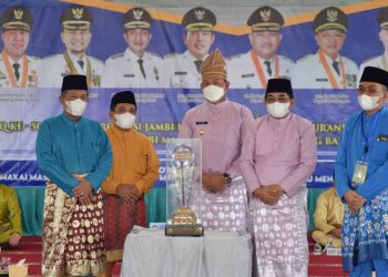 Penutupan MTQ Ke-50, Wakil Gubernur Serahkan Piala Bergilir Ke Juara Umum