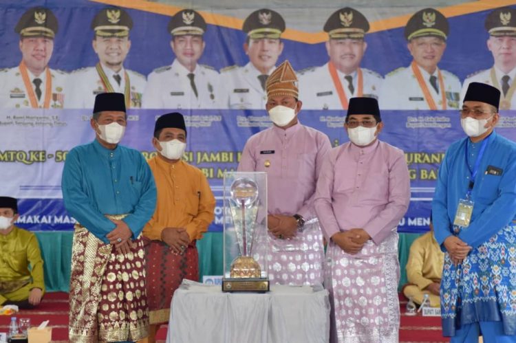 Penutupan MTQ Ke-50, Wakil Gubernur Serahkan Piala Bergilir Ke Juara Umum