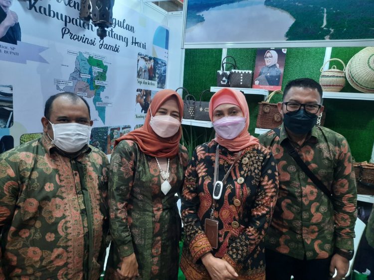 Batik Khas Kabupaten Batanghari Dapat Pujian dari Pejabat Kemendagri RI